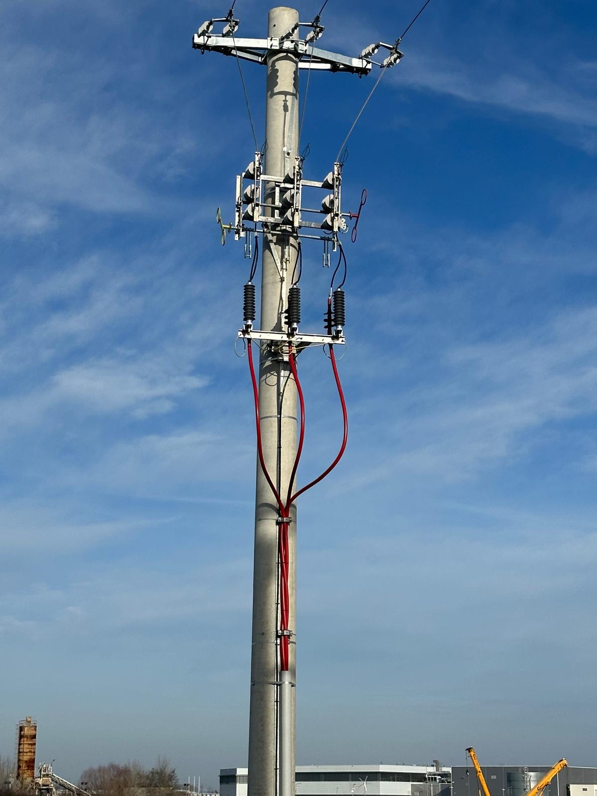 Stâlp electric instalat pe teren